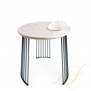 Стол с чашей 