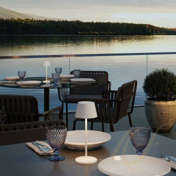 Настольная лампа LED с зарядной станцией 